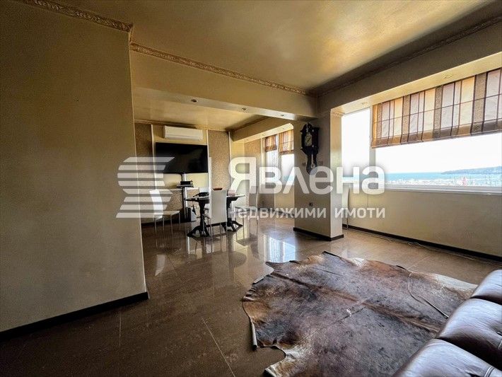 Продава се Тристаен апартамент в Варна, Център - 94 кв.м за 2447 €/кв.м - Снимка #1