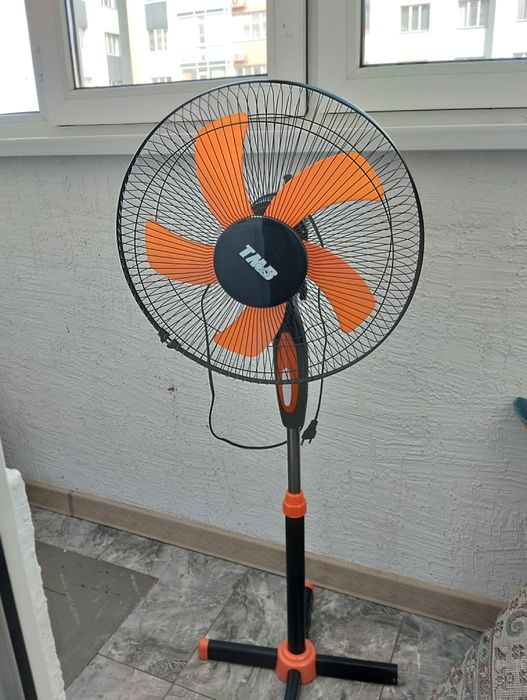 Продам стулья 4 шт, вентилятор, 2 ковра