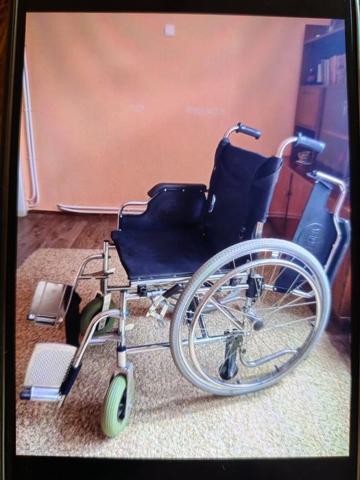 Инвалидна количка с пневматични гуми.