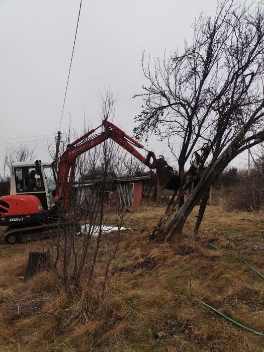 Събаряне на стари сгради. Услуги с комбиниран багер и самосвали.Перник