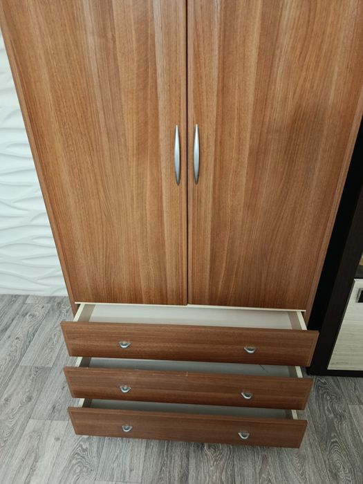 Продаю шифоньер.