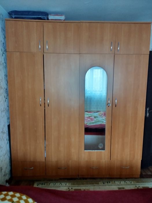 Спальный шкаф с зеркалой