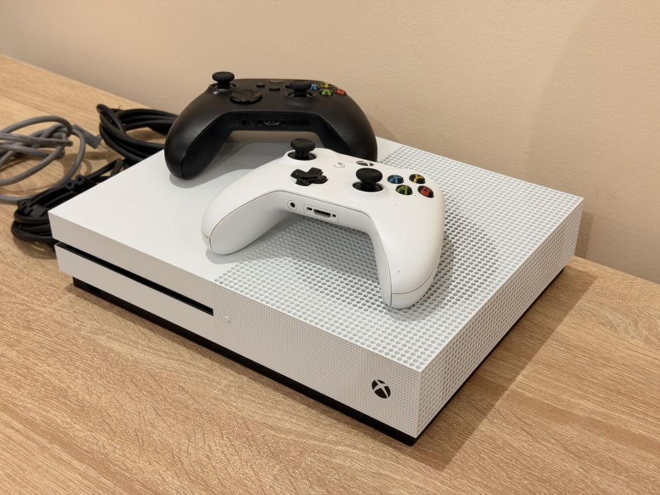 Xbox One S 1TB + 2 controller + 3 jocuri