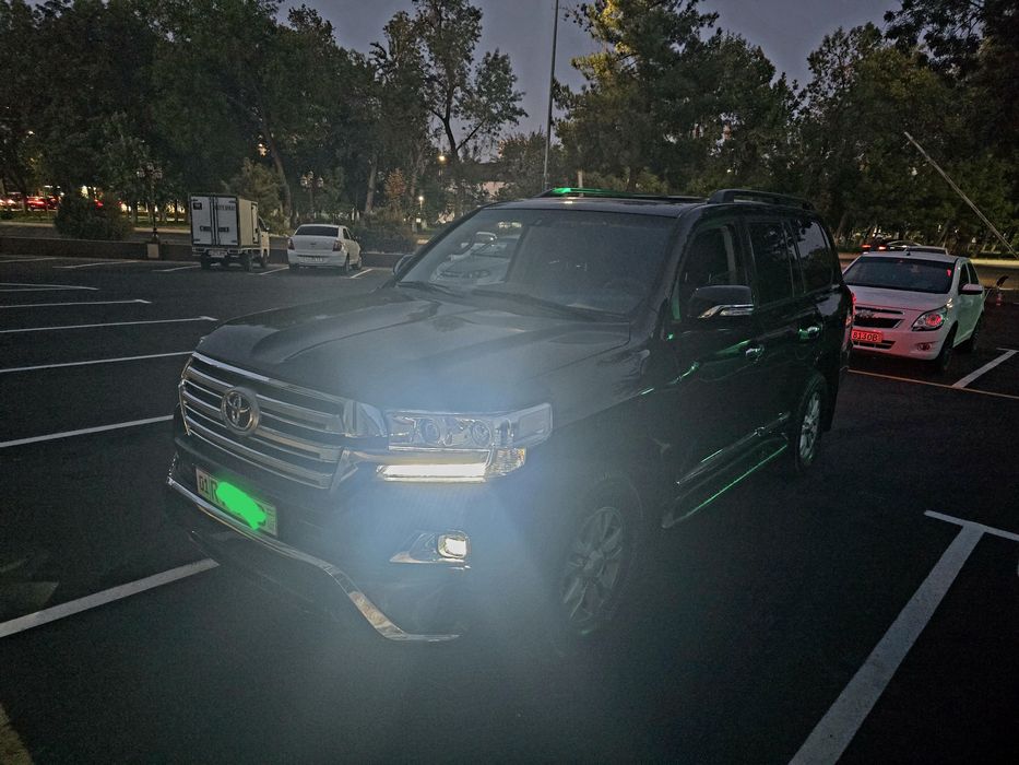Tayota Land Kruiser Qora