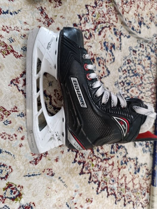 Продам коньки,в подарок клюшка