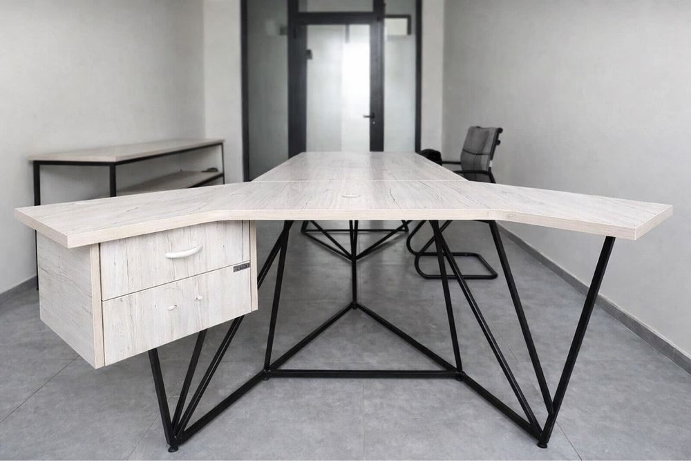 Продам директорский стол Aiko