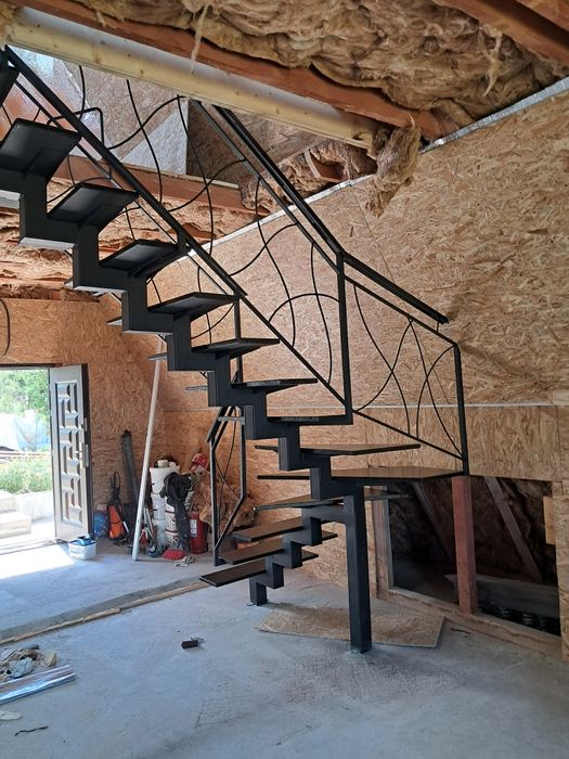 Scări metalice interioare pe vang central cu trepte din lemn masiv
