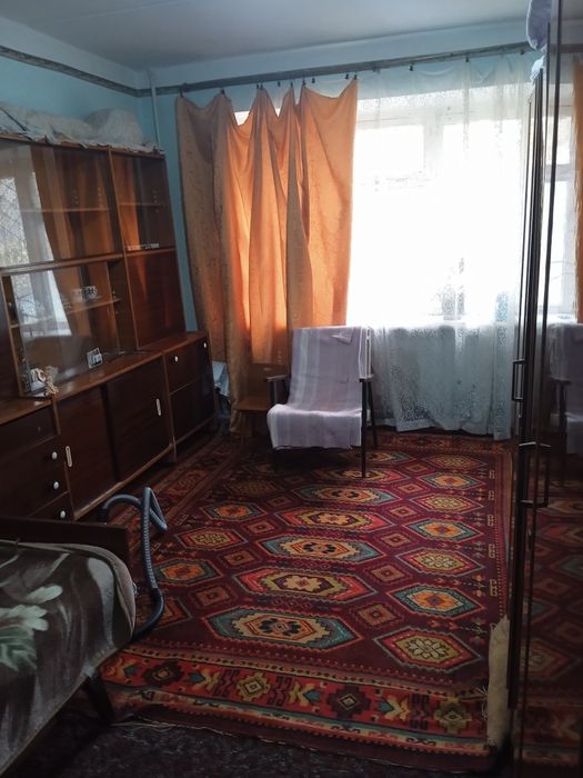 3 х комнатная квартира на 1м этаже кирпичного дома район Азиз базара