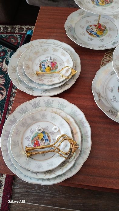 Продам сервиз чашки 6 шт с чайником, вазы- этажерки