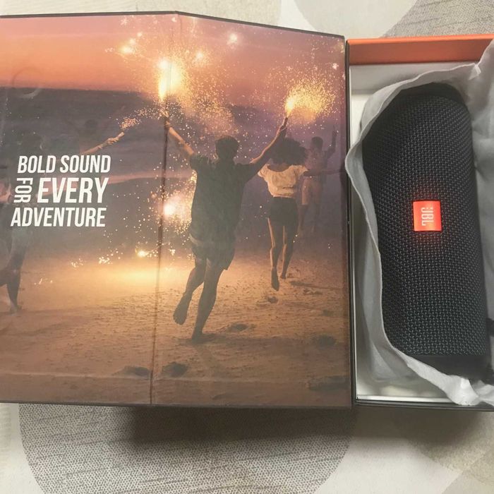продавам блутут колонка jbl flipessential2