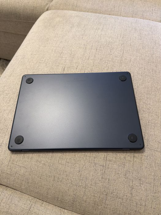 MacBook Air 13" 2026 cu procesor Apple M5, 16GB RAM, 512GB SSD, midnight, NOU (2 cicluri), garantie iulie 2027