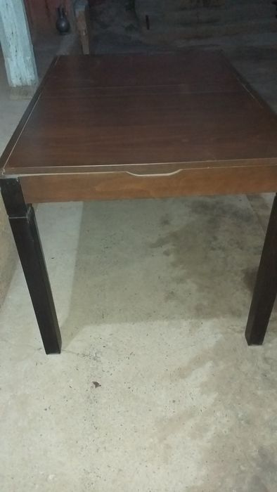 Стол  срочно. Собирается. (раскладной)