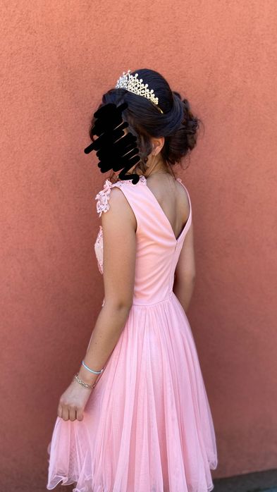 Рокля с дантела и камъни