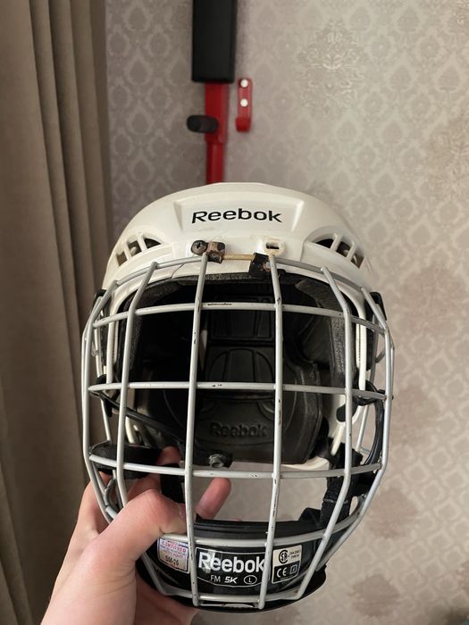 Хоккейный шлем