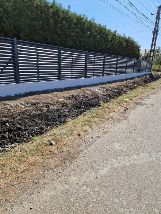 Garduri din panouri stil jaluzele, sipca metalica, tabla, plasa si BCA