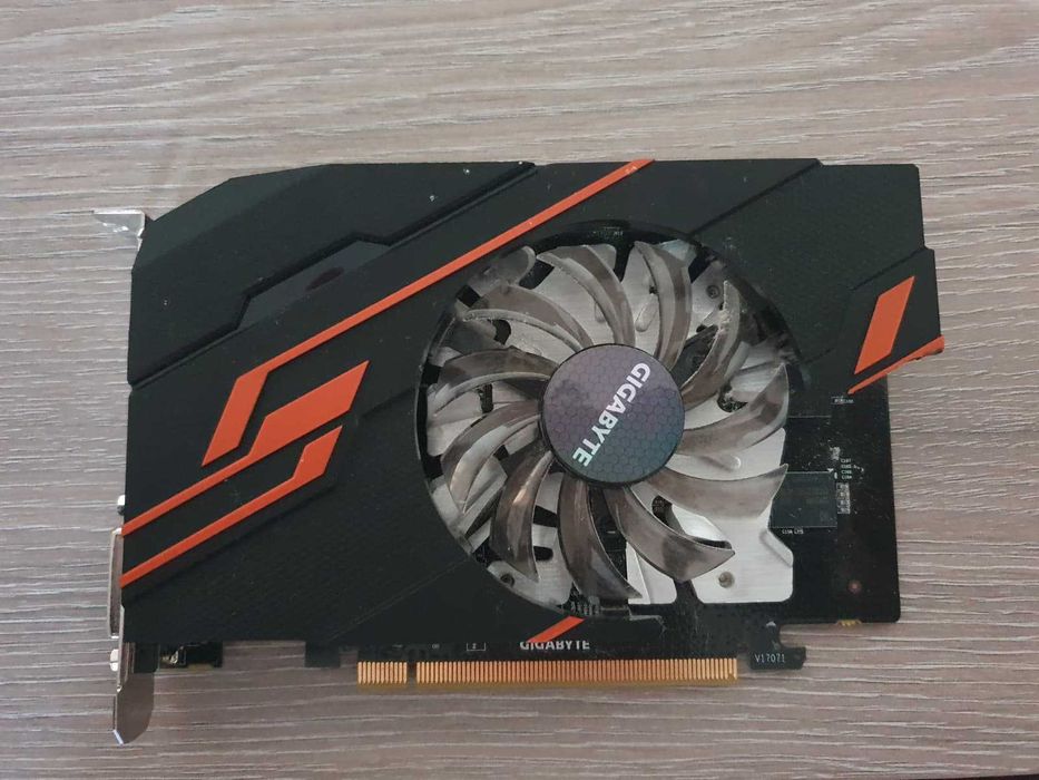 RAM DDR3 , HDD 500GB , GT 1030 , RADEON R250, AMD ATHLON 2600+