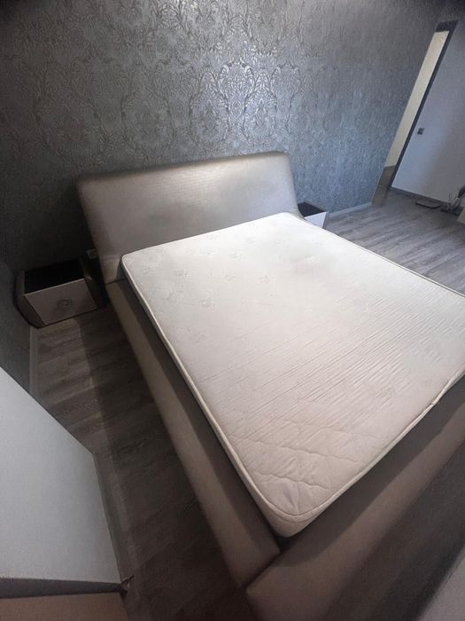 Pat  200/ 220 cu saltea de 180/200 si 2 noptiere