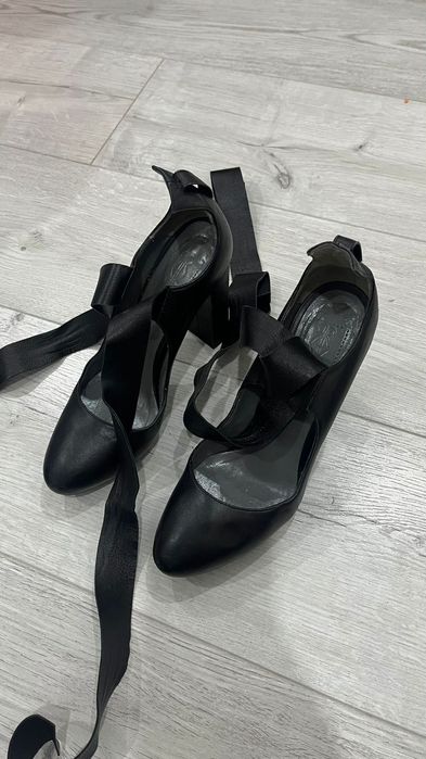 Кожаная обувь черная