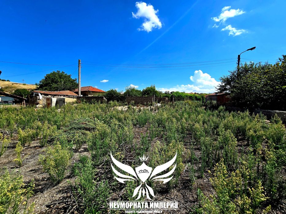 Продавам едноетажна къща с постройки 120РЗП с 997кв двор село Ахматово