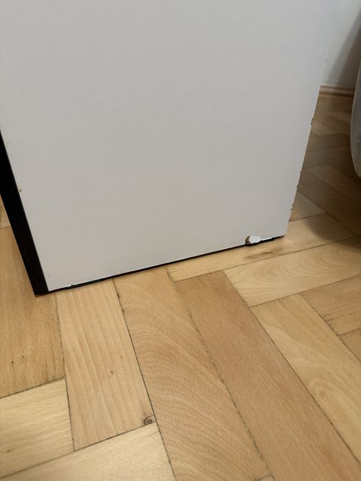 Comoda TV alba, contur negru