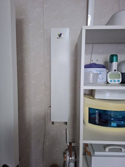 Рецеркулятор, можно ставить, можно повесить на стену.