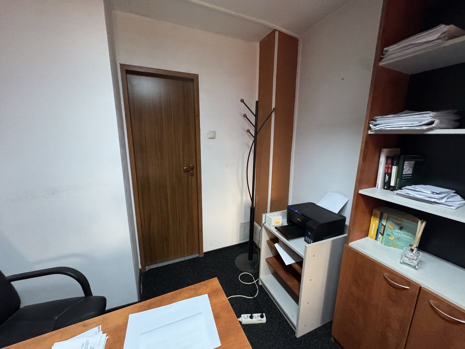 Vand mobilier complet pentru birou compus din birouri, biblioteci, etc