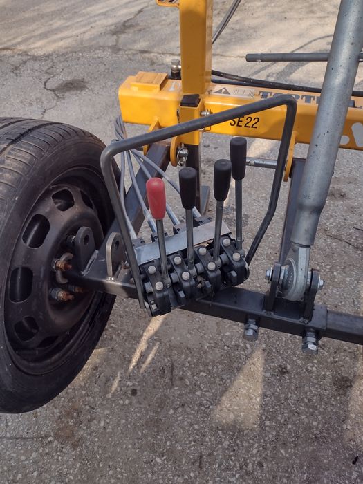 Продавам отклоняваща косачка и фреза