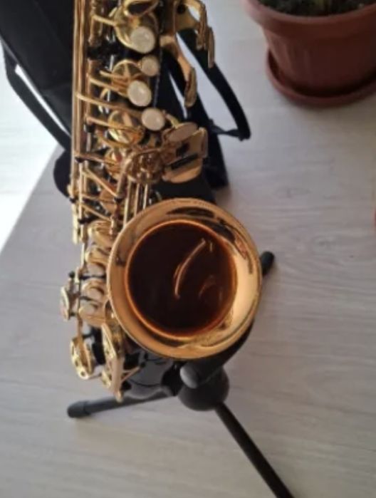 "Алт саксофон"...