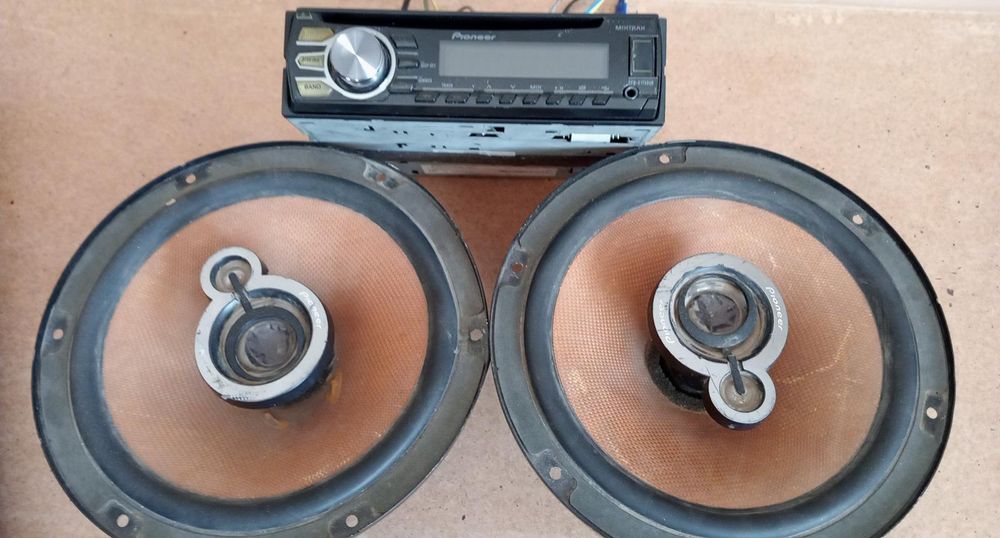 Продам колонки с магнитофоном