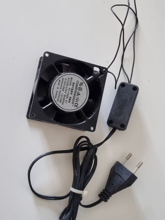 Cooler laptop transformat în ventilator