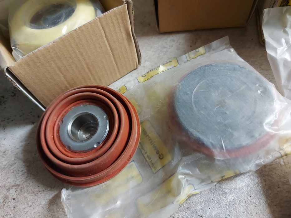 Ремонтни комплекти за спирачни цилиндри за Мерцедес камиони.