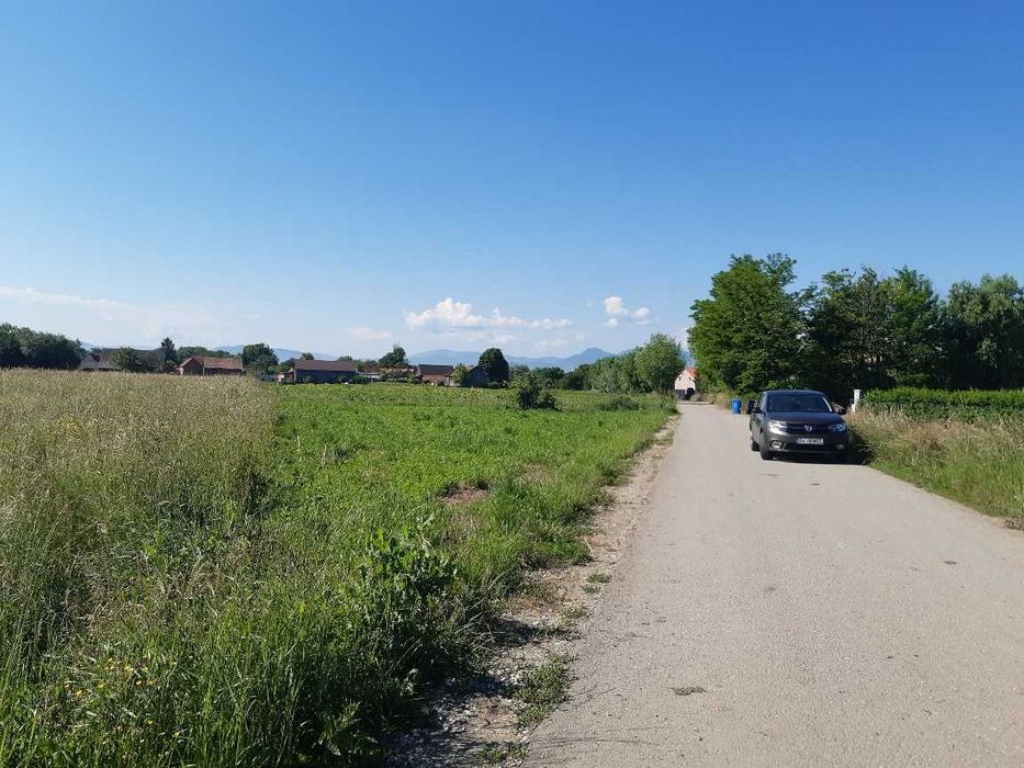Vand teren intravilan construibil utilitati la drum asfaltat pozitionare buna Lunca Calnicului