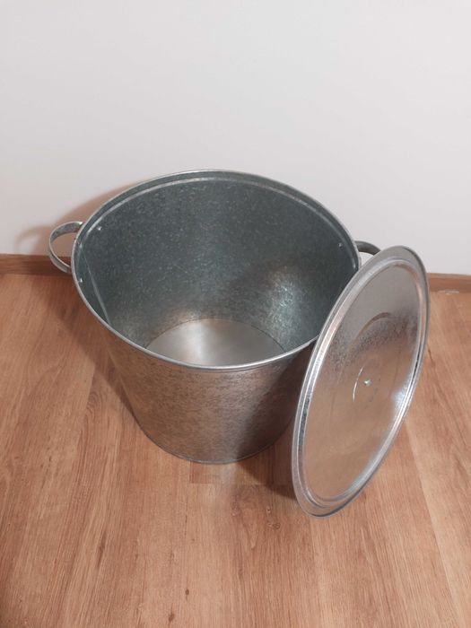 Vas pentru apa cu capac, tabla galvanizata, 32 litri, nefolosit