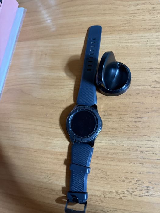 Продам часы Самсунг gear s3