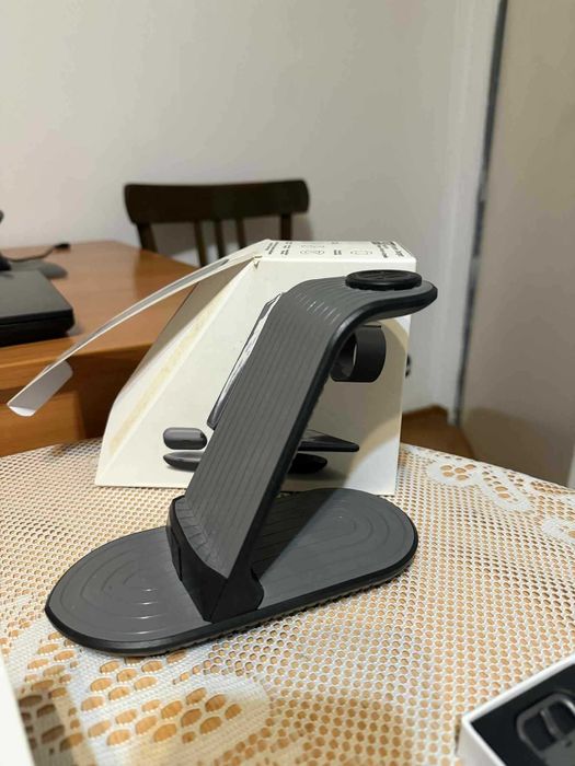 Смарт часовник, станция за зареждане и безжични слушалки