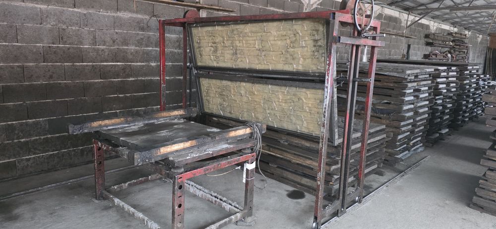 Matrite profesionale placi gard beton, macara si masa vibranta