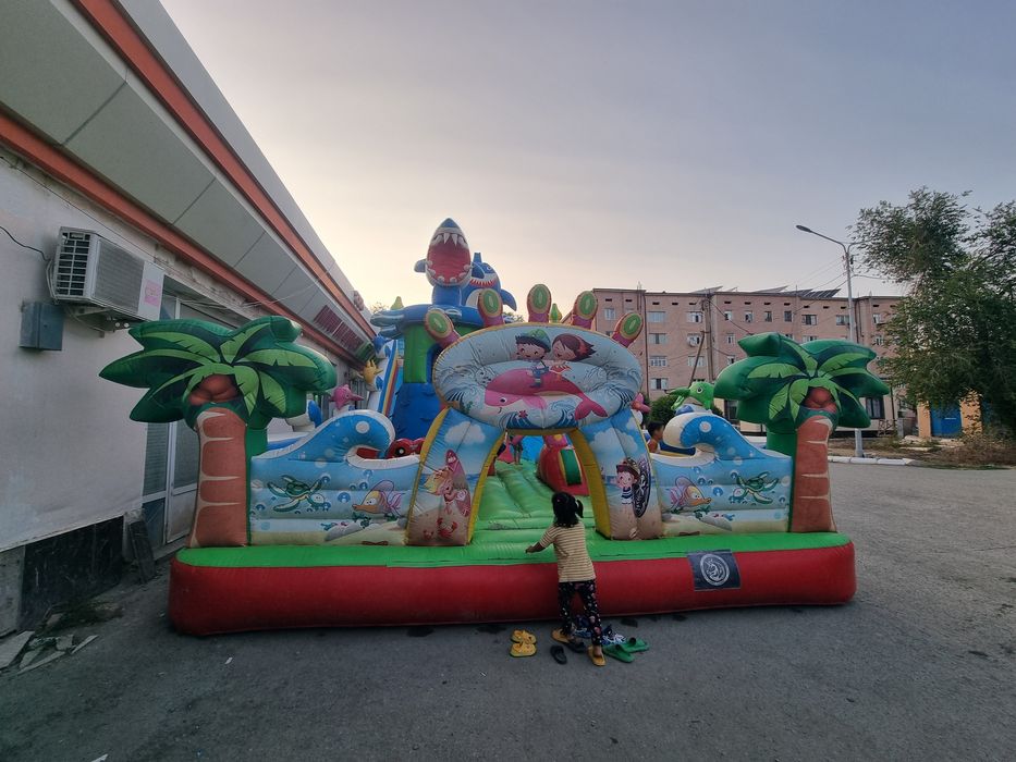 Надувной батут большой с размером 12х6. Имеется 2 шт насоса.