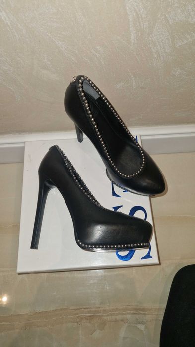 Елегантни обувки на ток GUESS
