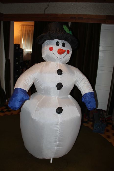 Om de zapada autogonflabil, decor de Sarbatori pentru copii