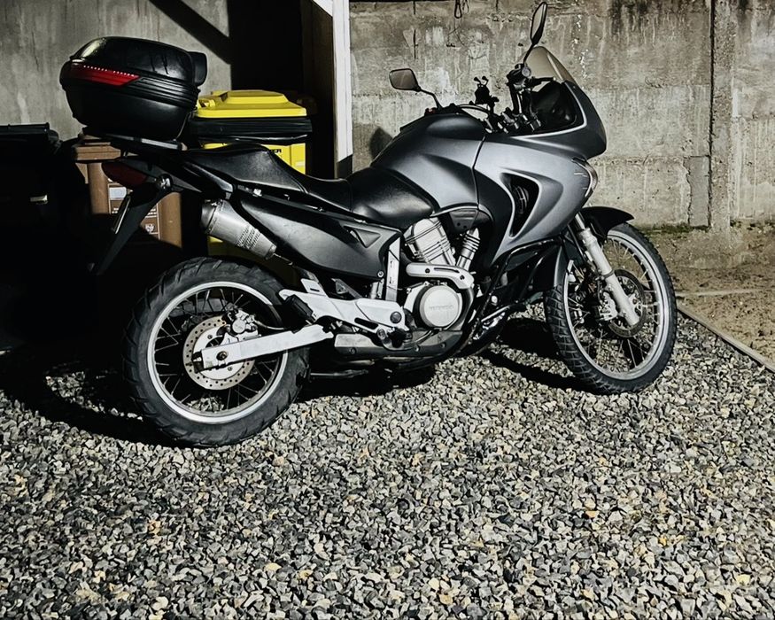 Honda Transalp 650 XLV – echipată (crashbar, topcase, cric central), fiabilă, pregătită de drum