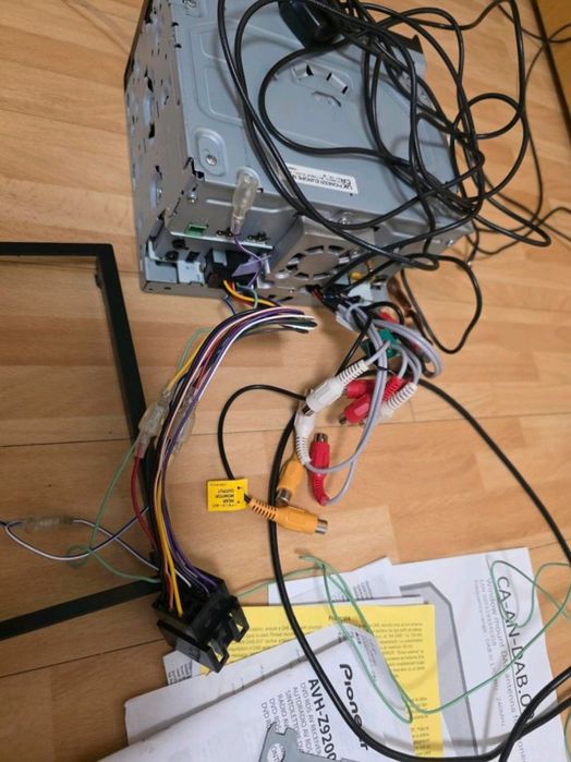 Продавам Pioneer AVH-Z9200DAB