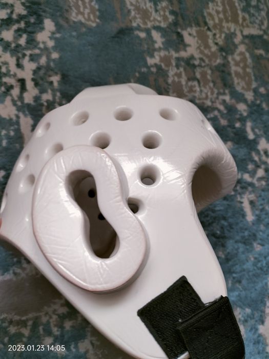 Продаю белый шлем на 7-10лет