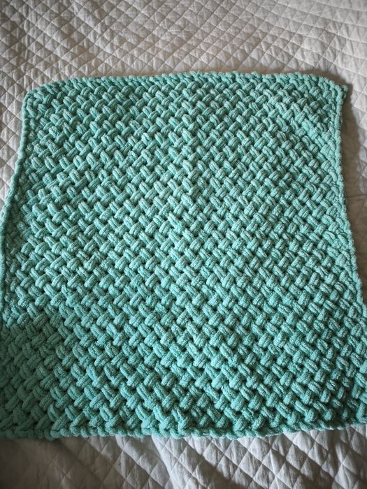 Ръчно плетено бебешко одеяло мента