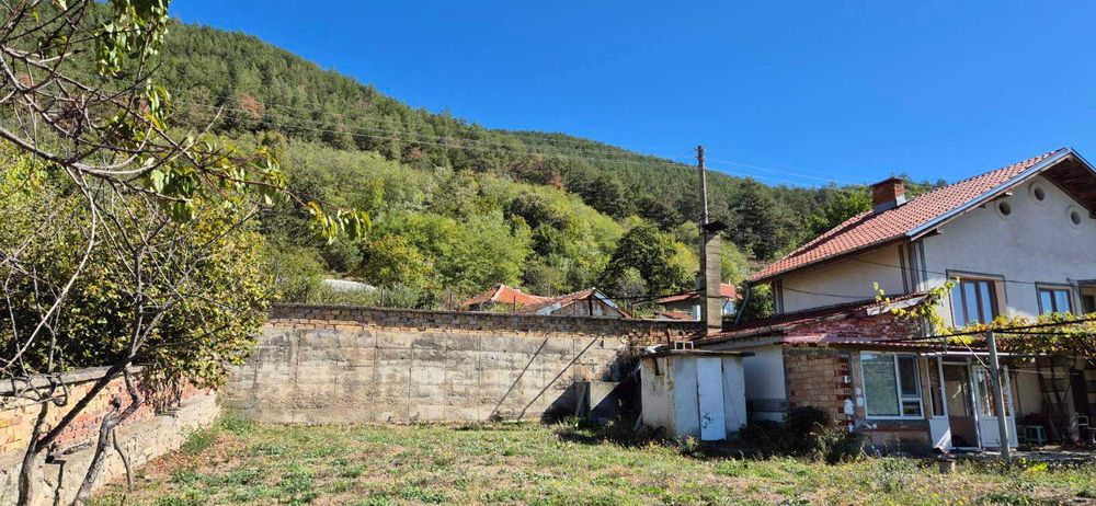 Къща с двор в село Горно Изворово