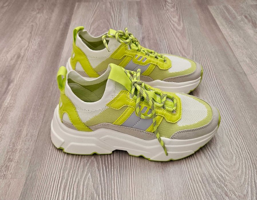 Маратонки в ефектен цвят