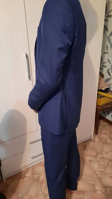 Продаю костюм-тройку