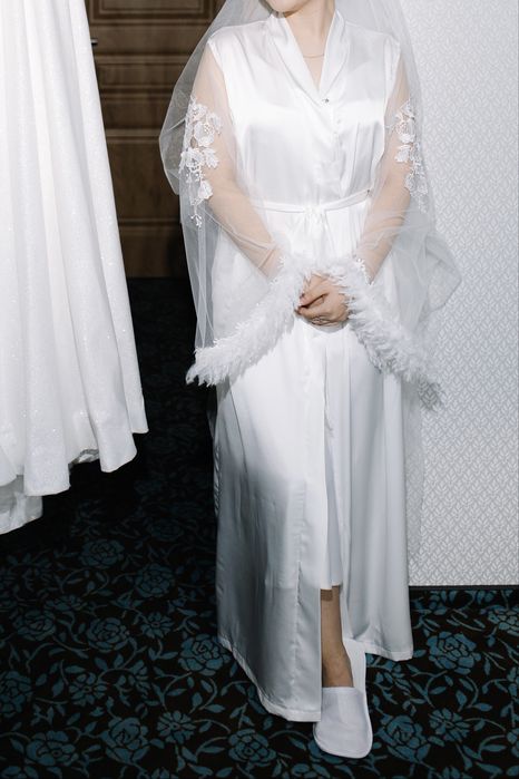Пеньюар белого цвета с платьем