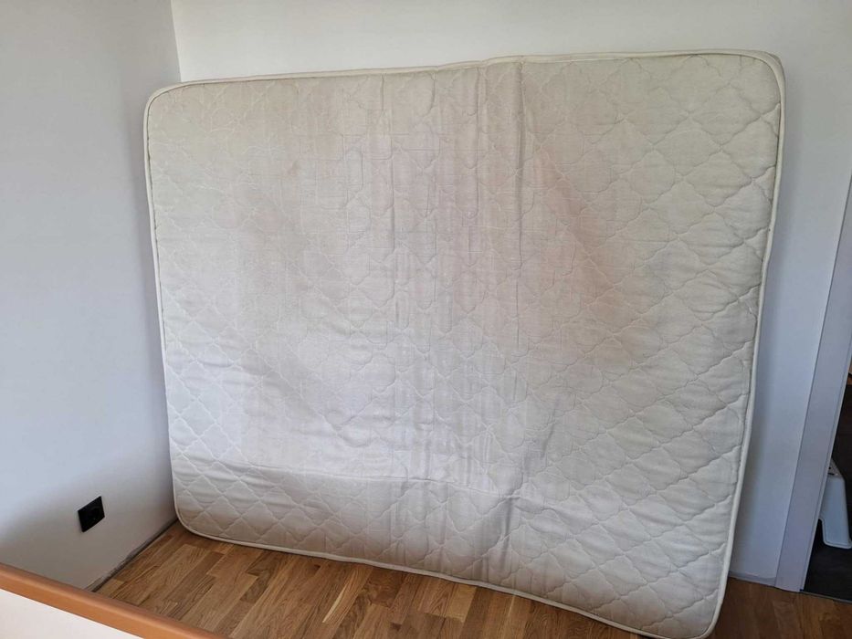 Подарявам използван матрак и 2 стола