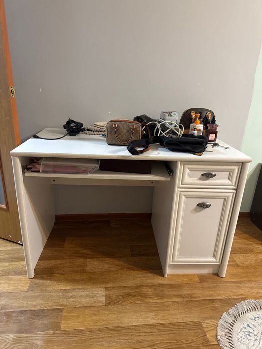 Продам стол в детскую