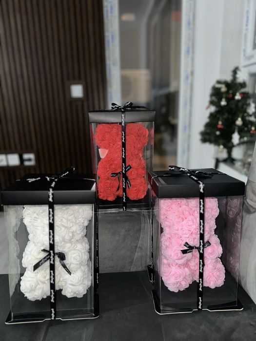 Подаръчно мече с вечни рози и елегантна панделка - идеално за празници